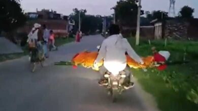 دل دہلا دینے والا منظر: بائیک پر لے جائی گئی خاتون کی لاش