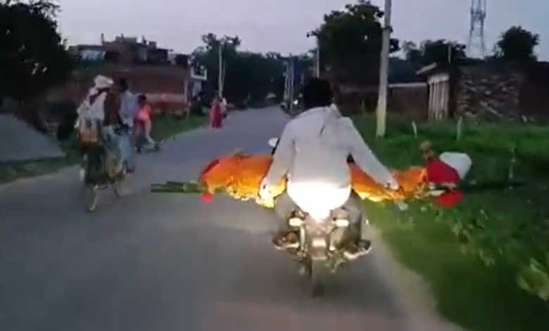 دل دہلا دینے والا منظر: بائیک پر لے جائی گئی خاتون کی لاش