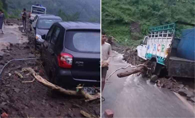 ہماچل میں بادل پھٹ پڑا، گاڑیاں ملبہ میں دب گئیں (ویڈیو)