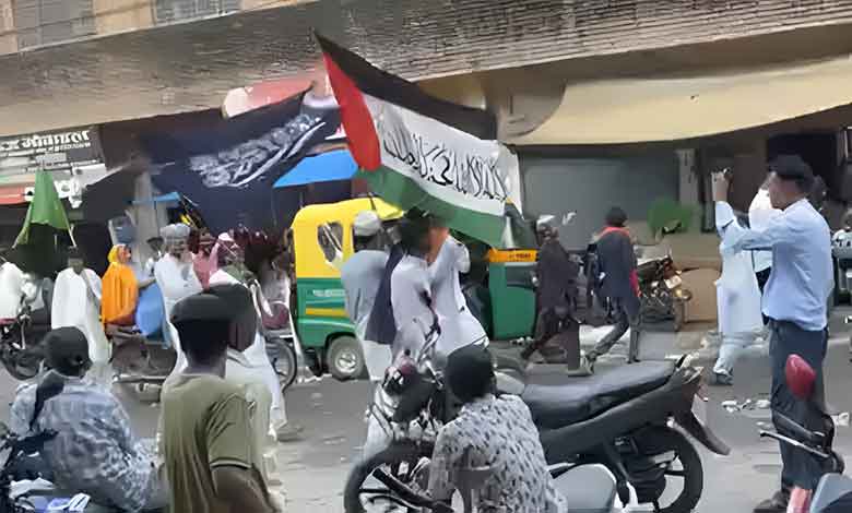 میلادالنبیؐ جلوس کے دوران فلسطینی پرچم لہرانے پر ایک نوجوان گرفتار (ویڈیو)