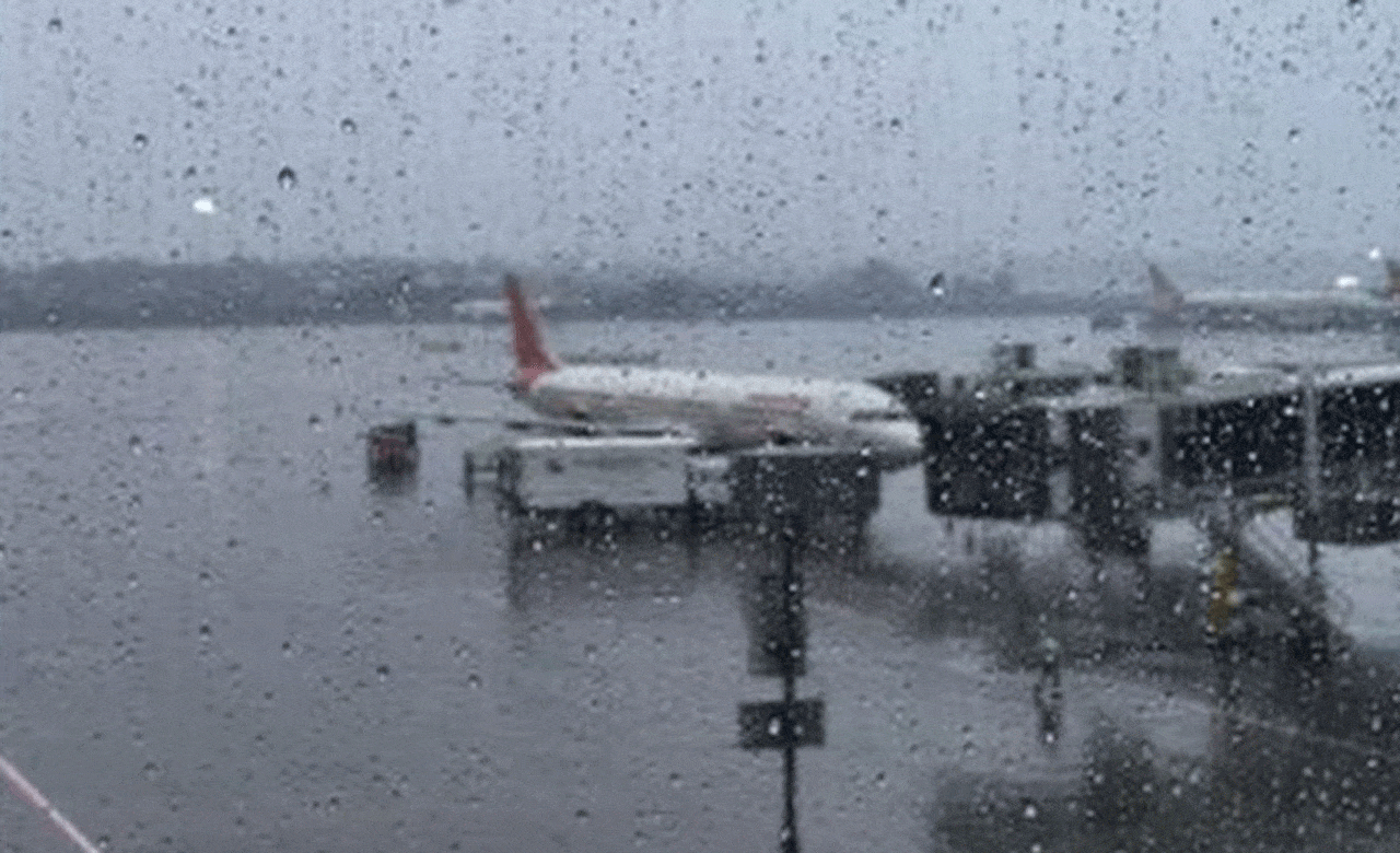 حیدرآباد میں مسلسل بارش کا سلسلہ جاری، شمس آباد ایرپورٹ پر کئی پروازیں متاثر، مسافر پریشان