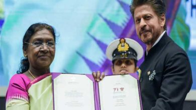 شاہ رخ کو مسلمان ہونے کے سبب ایوارڈ دیا گیا: :کانگریس لیڈر