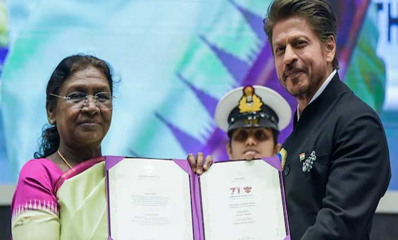 شاہ رخ کو مسلمان ہونے کے سبب ایوارڈ دیا گیا: :کانگریس لیڈر