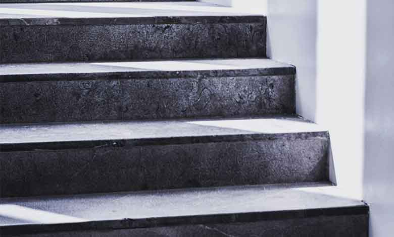 مکان میں زینہ کے قریب خاتون مردہ حالت میں دستیاب