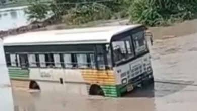 وجے واڑہ میں بارش۔بس پانی میں پھنس گئی