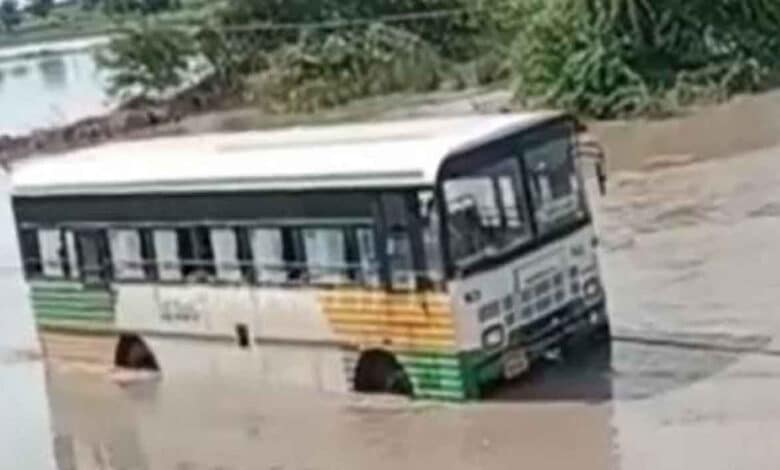 وجے واڑہ میں بارش۔بس پانی میں پھنس گئی