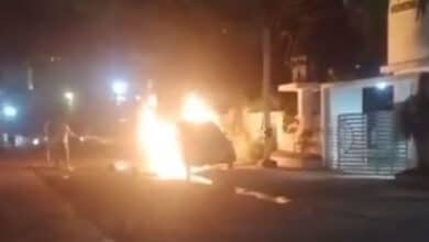 حیدرآباد: پارک کی گئی کارکے نیچے پٹاخے پھٹنے سے گاڑی مکمل طور پر جل گئی