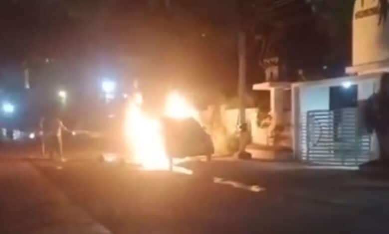 حیدرآباد: پارک کی گئی کارکے نیچے پٹاخے پھٹنے سے گاڑی مکمل طور پر جل گئی