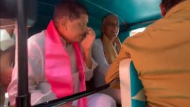 تلنگانہ کے سابق وزیرہریش راو نے حیدرآباد کے ایرگڈہ سے پارٹی ہیڈکوارٹر تلنگانہ بھون تک آٹو میں سفر کیا