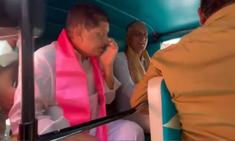 تلنگانہ کے سابق وزیرہریش راو نے حیدرآباد کے ایرگڈہ سے پارٹی ہیڈکوارٹر تلنگانہ بھون تک آٹو میں سفر کیا