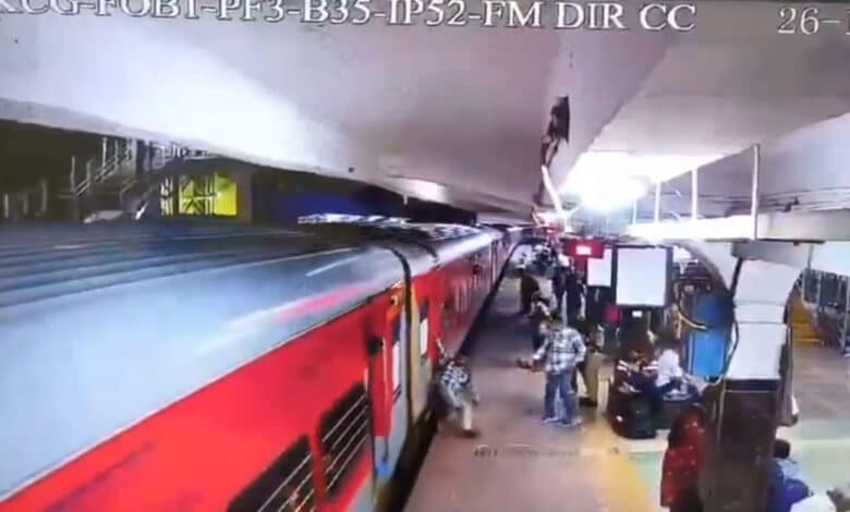 کاچی گوڑہ ریلوے اسٹیشن پر ایک مسافر بال بال بچ گیا
