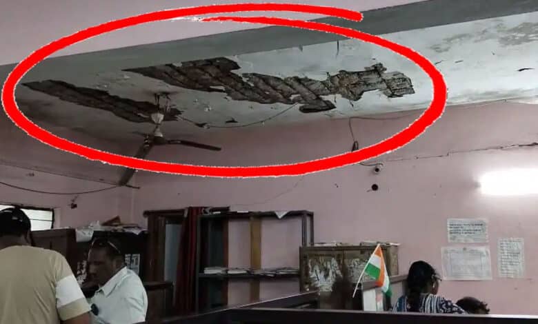 حیدرآباد کے بنڈلہ گوڑہ منڈل تحصیلدار دفتر کے چھت کا پلاسٹرگرگیا۔ملازمین محفوظ