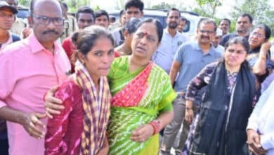 تلنگانہ کی وزیر کونڈا سریکھا نے طوفان سے شدید طورپرمتاثرہ ضلع ورنگل کے مختلف علاقوں کا معائنہ کیا