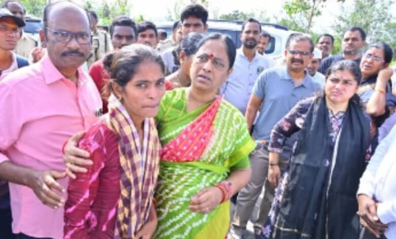 تلنگانہ کی وزیر کونڈا سریکھا نے طوفان سے شدید طورپرمتاثرہ ضلع ورنگل کے مختلف علاقوں کا معائنہ کیا