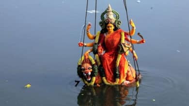 حیدرآباد کے ٹینک بنڈ پر درگا کی مورتیوں کا وسرجن