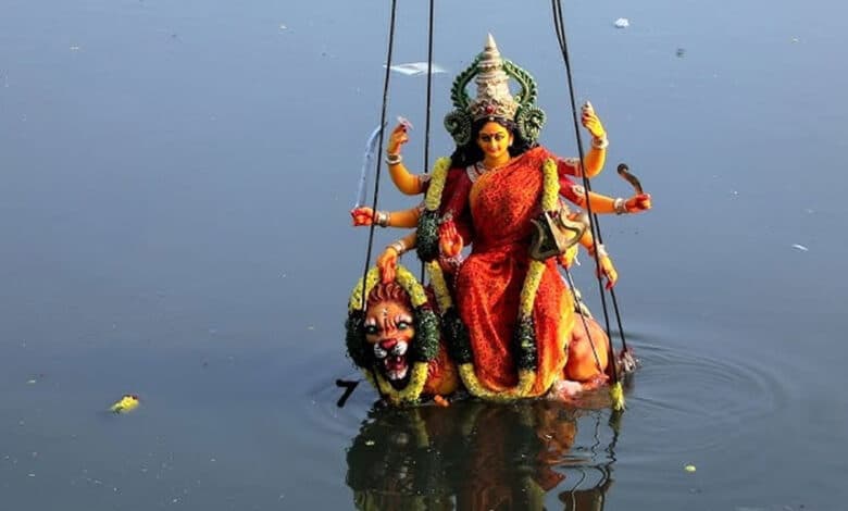 حیدرآباد کے ٹینک بنڈ پر درگا کی مورتیوں کا وسرجن