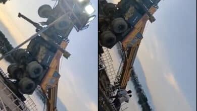 حیدرآباد: درگامورتیوں کے وسرجن کے دوران کرین جھیل میں گرپڑا۔بڑاحادثہ ٹل گیا