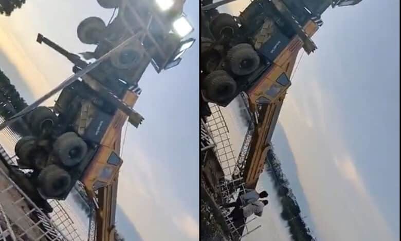 حیدرآباد: درگامورتیوں کے وسرجن کے دوران کرین جھیل میں گرپڑا۔بڑاحادثہ ٹل گیا