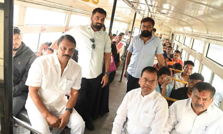 کرایوں میں اضافہ کے خلاف انوکھا احتجاج۔بی آرایس ارکان اسمبلی نے بس میں سفر کیا