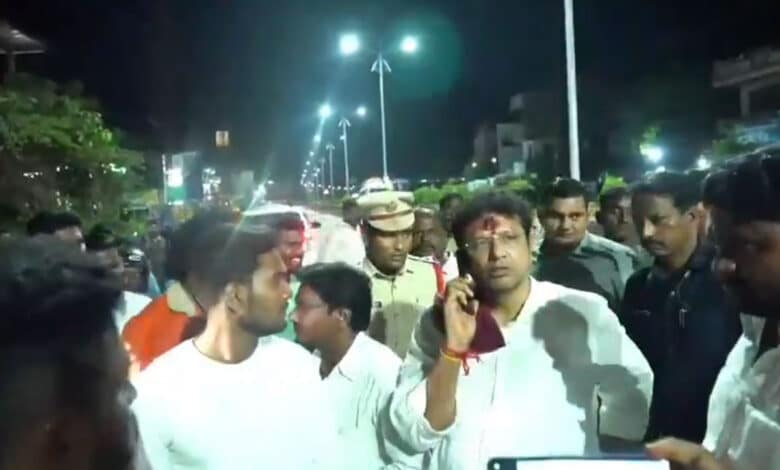 تلنگانہ کے وزیرسریدھربابو نے حادثہ میں زخمی شخص کی اسپتال منتقلی کو یقینی بنایا