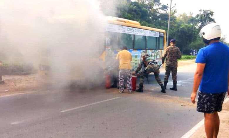 تلنگانہ: چلتی اسکول بس میں اچانک دھواں نکلنے سے سنسنی