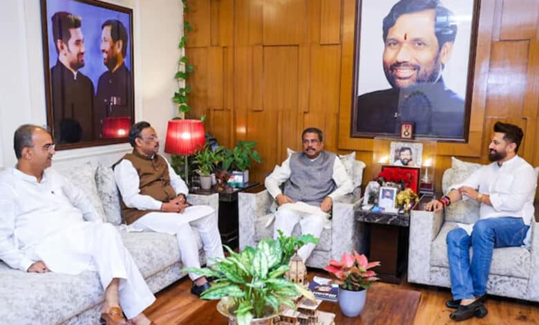 بہار انتخابات: دھرمیندر پردھان نے ایک بار پھر چراغ پاسوان سے ملاقات کی، سیٹوں کی تقسیم پر کشمکش برقرار