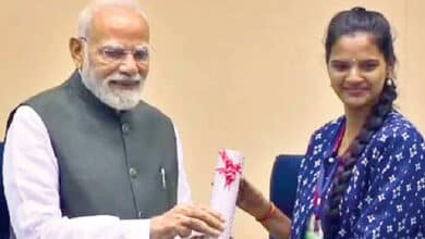 تلنگانہ کے ضلع کھمم کی پلوی نے تاریخ رقم کی۔ وزیراعظم مودی کے ہاتھوں آل انڈیا اے آئی ٹریڈ ٹاپر ایوارڈ حاصل