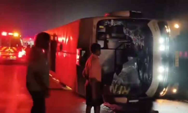 اے پی: بس الٹ گئی۔10افرادزخمی