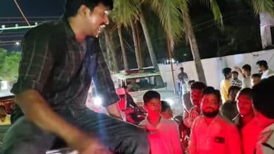 اے پی: شراب کے نشہ میں نوجوان کی سڑک پر ہنگامہ آرائی، پولیس نے حراست میں لیا