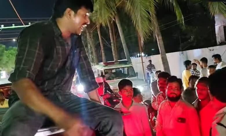 اے پی: شراب کے نشہ میں نوجوان کی سڑک پر ہنگامہ آرائی، پولیس نے حراست میں لیا