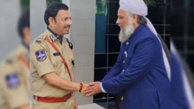 حیدرآباد: پولیس کمشنر وی۔ سی۔ سجنّار سے مولانا مفتی ڈاکٹر حافظ محمد صابر پاشاہ قادری کی ملاقات