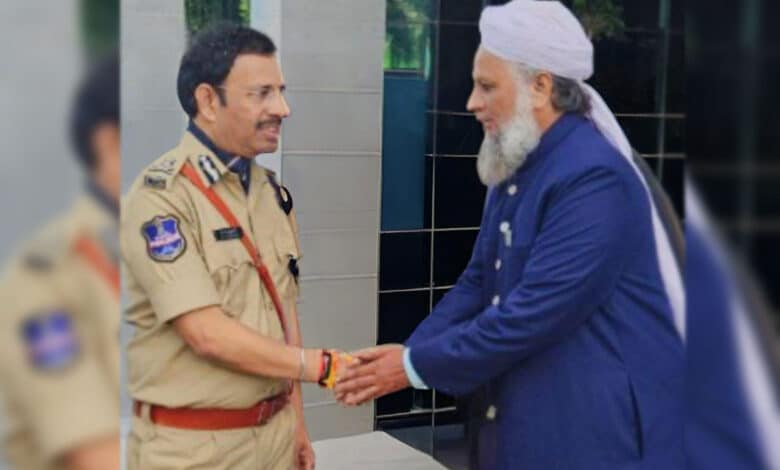 حیدرآباد: پولیس کمشنر وی۔ سی۔ سجنّار سے مولانا مفتی ڈاکٹر حافظ محمد صابر پاشاہ قادری کی ملاقات
