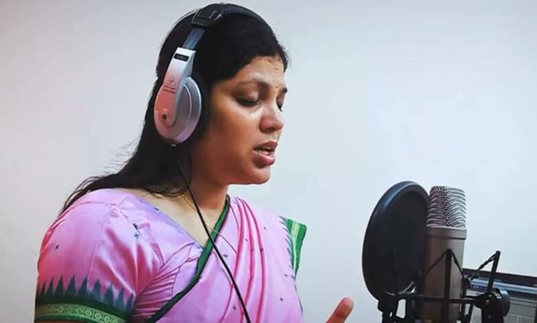 تلنگانہ: لڑکیوں کو بااختیا ربنانے کا عزم۔ خاتون کلکٹرنے تلگوگیت گایا