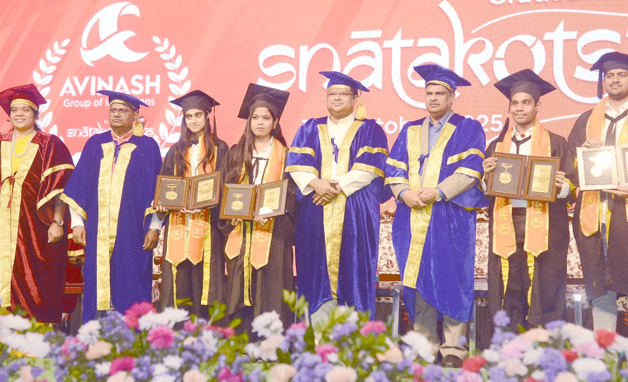 اوی نیش گروپ آف انسٹی ٹیوشنز میں “سنتکوتسو 2025” گریجویشن تقریب شاندار انداز میں منعقد