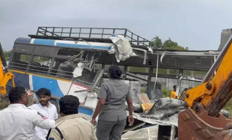 تلنگانہ کے ضلع رنگاریڈی میں خوفناک سڑک حادثہ۔15افرادہلاک اوردیگر کئی زخمی