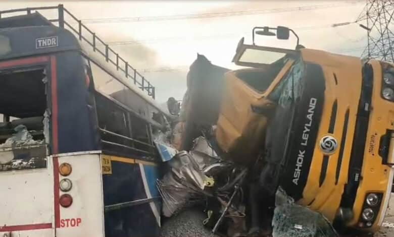 تلنگانہ کے ضلع رنگاریڈی میں خوفناک سڑک حادثہ۔20 افرادہلاک اوردیگر کئی زخمی