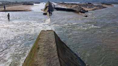 تلنگانہ کے کریم نگر ضلع میں چیک ڈیم منہدم ہوگیا