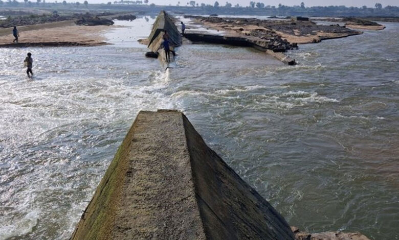 تلنگانہ کے کریم نگر ضلع میں چیک ڈیم منہدم ہوگیا