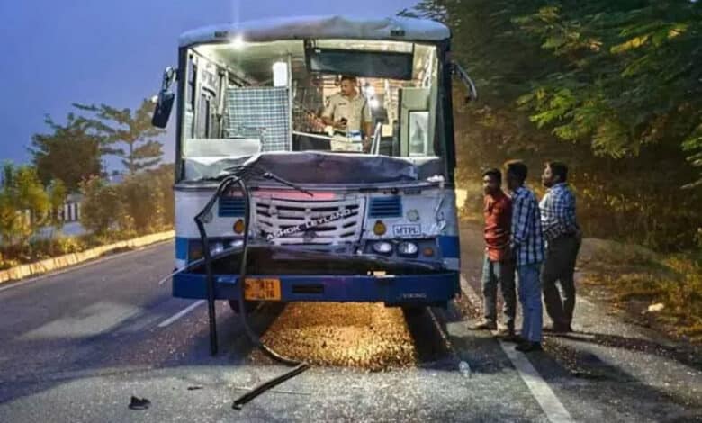 تلنگانہ کے کریم نگر اور نلگنڈہ میں دو بس حادثات۔19افراد زخمی