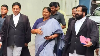 کوویڈ کے علاج کو آروگیہ شری میں شامل کرنے کے مطالبہ پر احتجاج پر درج مقدمہ۔تلنگانہ کی وزیرسیتکا حاضر عدالت