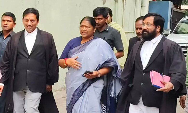 کوویڈ کے علاج کو آروگیہ شری میں شامل کرنے کے مطالبہ پر احتجاج پر درج مقدمہ۔تلنگانہ کی وزیرسیتکا حاضر عدالت