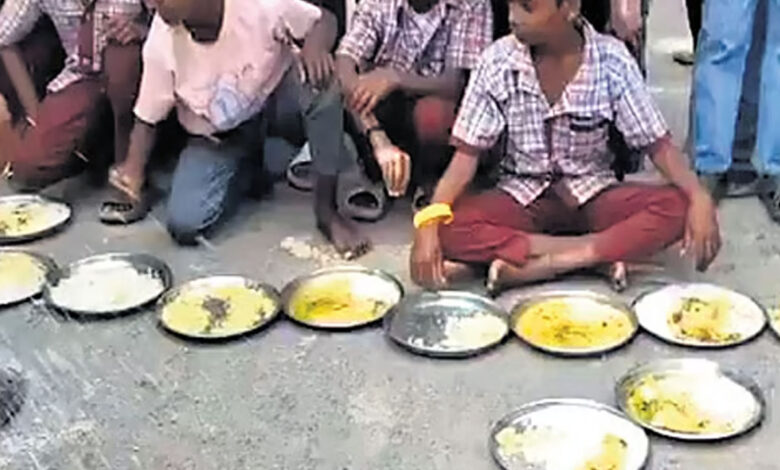 تلنگانہ: اسکول کے دوپہر کے کھانے میں کیڑے ملنے پر احتجاج، ہیڈ ماسٹر معطل