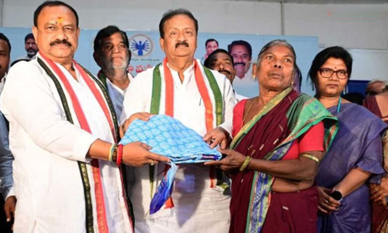 تلنگانہ میں اندرماں ساڑیوں کی تقسیم انتخابی ضابطہ اخلاق کے سبب روک دی گئی