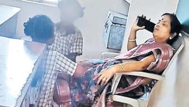 اے پی: طالبات کا کلاس روم میں خاتون ٹیچر کے پیروں کی مالش کرنے کا واقعہ - ویڈیو وائرل