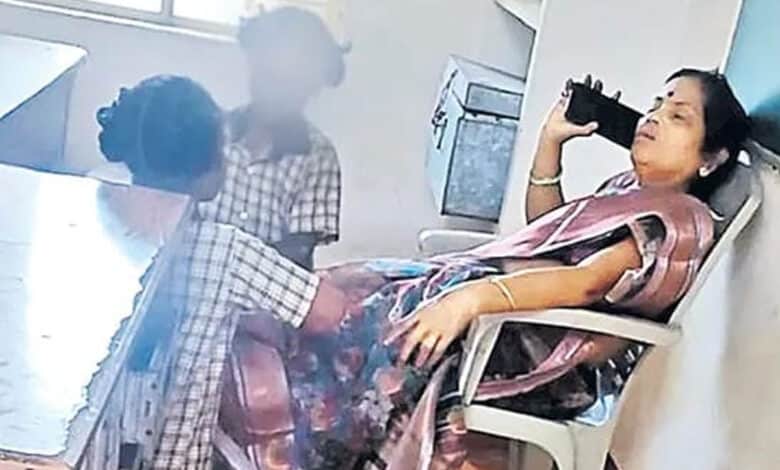 اے پی: طالبات کا کلاس روم میں خاتون ٹیچر کے پیروں کی مالش کرنے کا واقعہ - ویڈیو وائرل