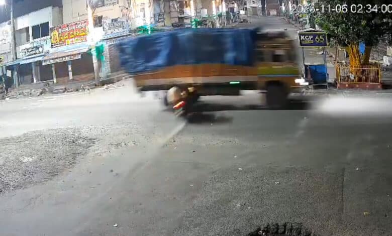 اے پی: بائیک کے لاری سے ٹکراجانے کے نتیجہ میں دونوجوان ہلاک