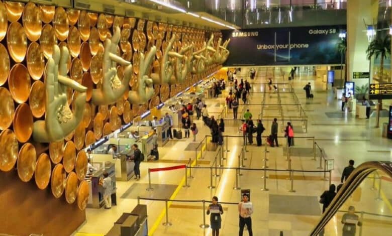 تکنیکی خرابی کی وجہ سے دہلی ایئرپورٹ پر 100 سے زیادہ پروازیں تاخیر کا شکار، مسافر پریشان