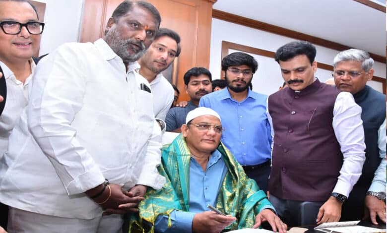 سابق کرکٹر محمد اظہرالدین نے تلنگانہ کے وزیراقلیتی بہبود کی ذمہ داری سنبھال لی