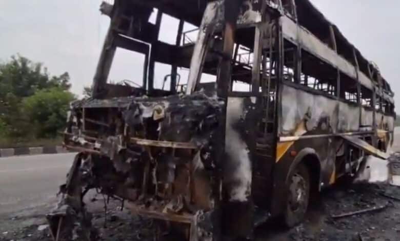 تلنگانہ میں ایک اور پرائیویٹ ٹراویلس کی بس شعلہ پوش،جان بچانے بعض مسافرین نے کھڑکیاں توڑ کر باہر چھلانگ لگا دی