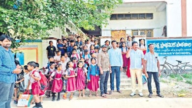 تلنگانہ: کرایہ کی عدم ادائیگی،مکان مالک نے اسکول کی عمارت کو مقفل کردیا،طلبہ باہرانتظارکرتے رہے